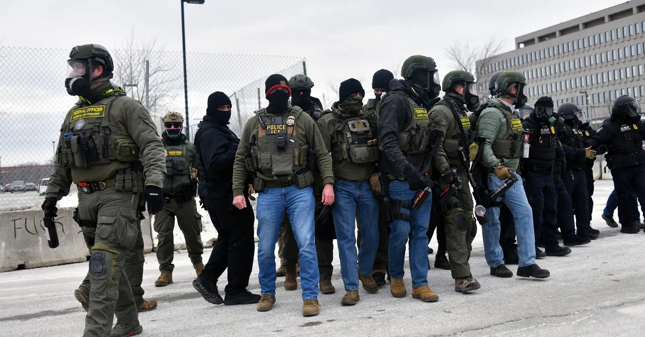 ICE Pretends It’s a Military Force. Its Tactics Would Get Real Soldiers Killed